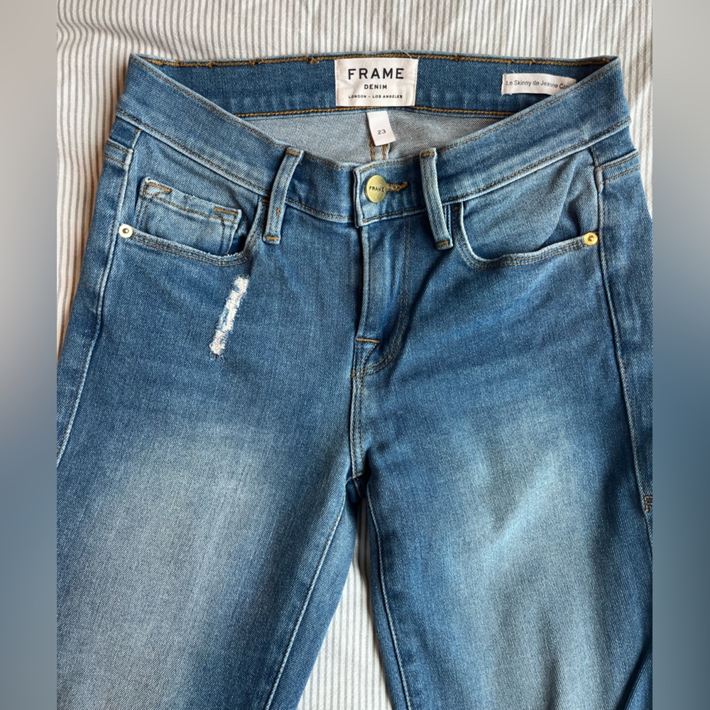 Frame Denim Light Blue Women's Skinny Jeans with Subtle Distress